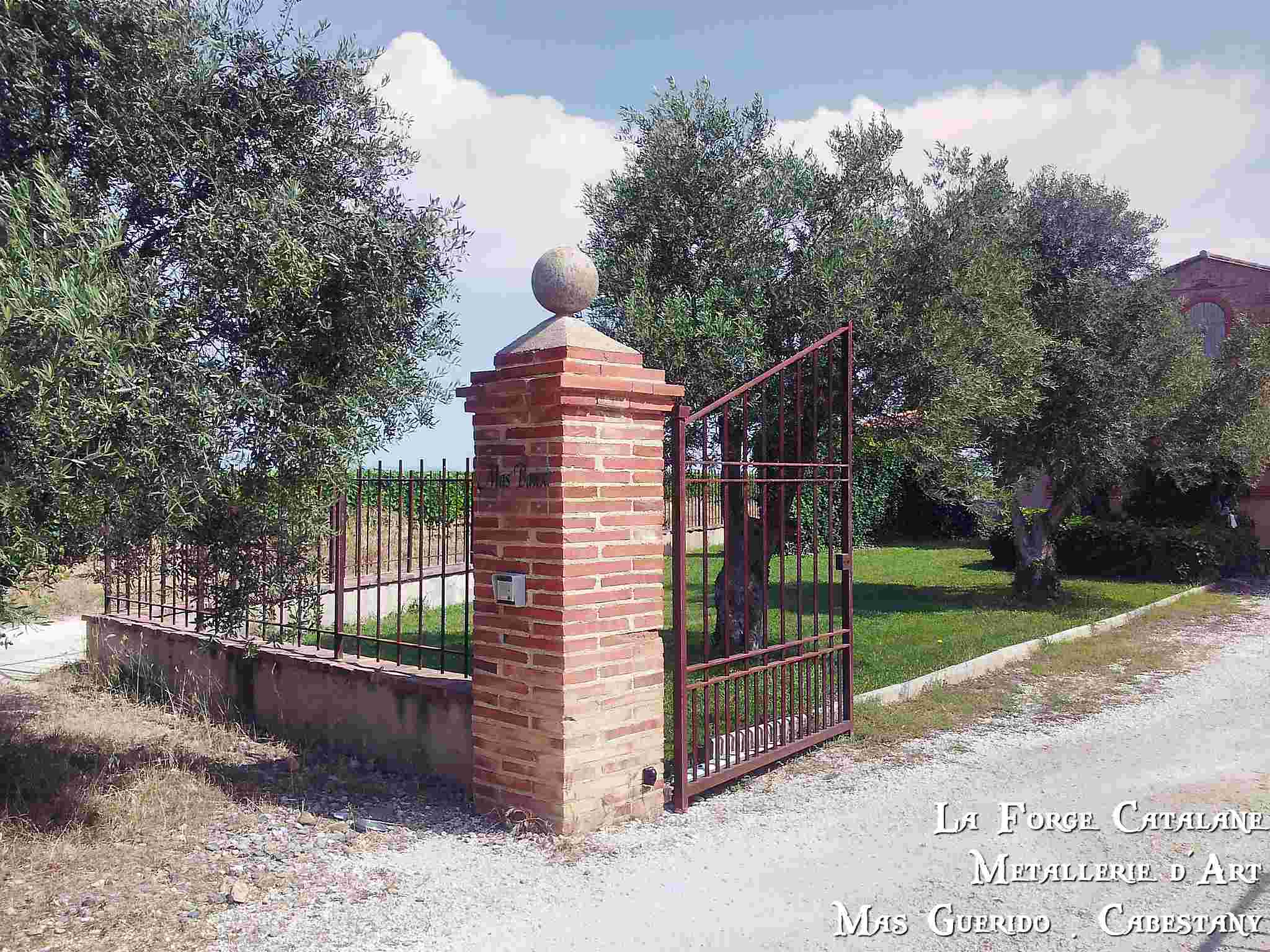 rehausse cloture barreaudage fer vertical rouille mas baux forge catalane 3.jpg